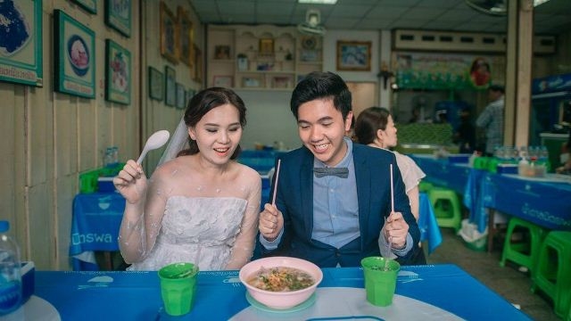 Cô gái bức xúc với người yêu Hôn được nhưng không được ăn chung