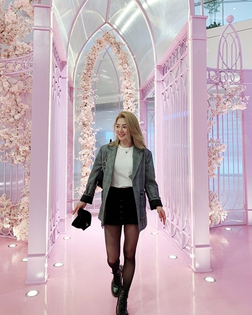 Ảnh hot sao Hàn: Nancy lộ ngực sexy, NU'EST comeback đủ 5 người
