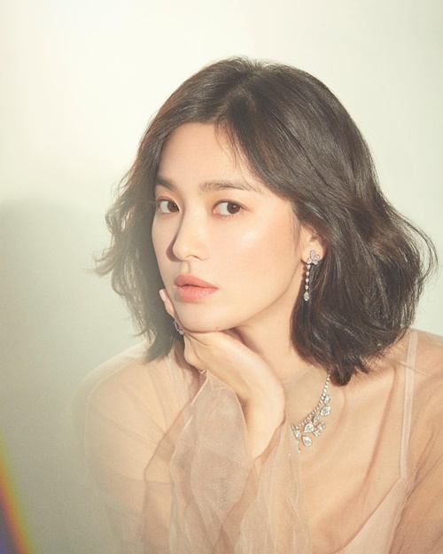 Ảnh hot sao Hàn: Nancy lộ ngực sexy, NU'EST comeback đủ 5 người