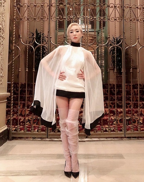 Ảnh hot sao Hàn: Nancy lộ ngực sexy, NU'EST comeback đủ 5 người