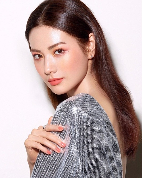 Ảnh hot sao Hàn: Nancy lộ ngực sexy, NU'EST comeback đủ 5 người