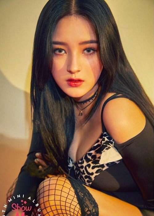 Ảnh hot sao Hàn: Nancy lộ ngực sexy, NU'EST comeback đủ 5 người