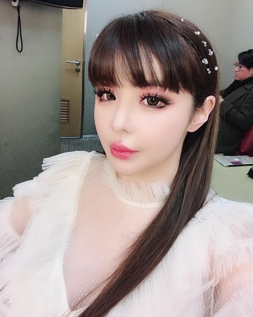 Ảnh hot sao Hàn: Nancy lộ ngực sexy, NU'EST comeback đủ 5 người