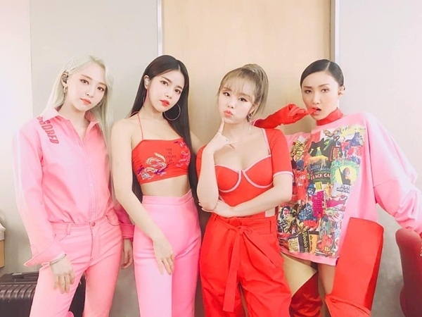 Ảnh hot sao Hàn: Nancy lộ ngực sexy, NU'EST comeback đủ 5 người