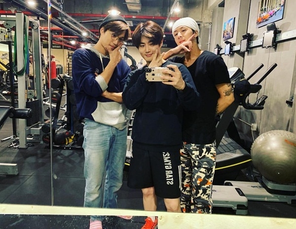 Ảnh hot sao Hàn: BTS thăm TXT, Somi và Ong Seong Woo kết đôi