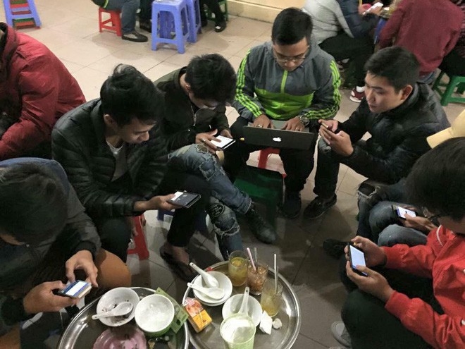 Ba me anh yeu nhau thoi da co intetnet: “Dat dien thoai xuong va om em duoc khong?”
