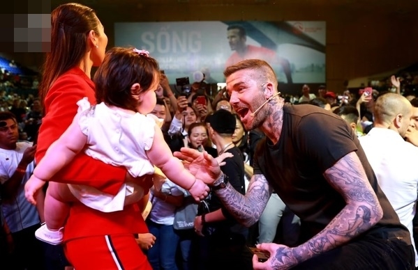 Bạn biết gì về nhóc tì sáng nhất hôm nay, được chụp hình cùng Beckham