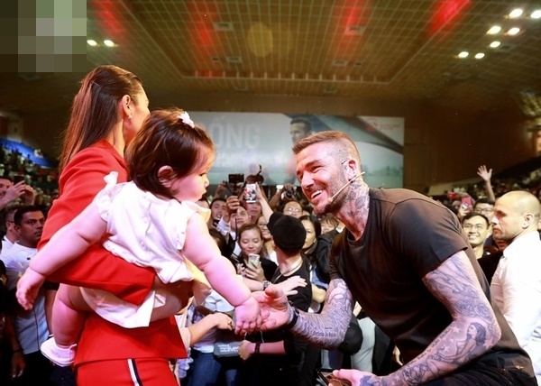 Bạn biết gì về nhóc tì sáng nhất hôm nay, được chụp hình cùng Beckham