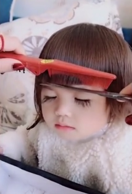 Bé gái 2 tuổi với hàng lông mi cong vút khiến cư dân mạng đổ gục