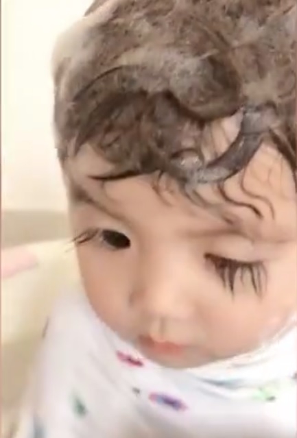Bé gái 2 tuổi với hàng lông mi cong vút khiến cư dân mạng đổ gục