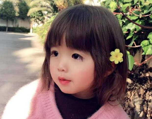 Bé gái 2 tuổi với hàng lông mi cong vút khiến cư dân mạng đổ gục