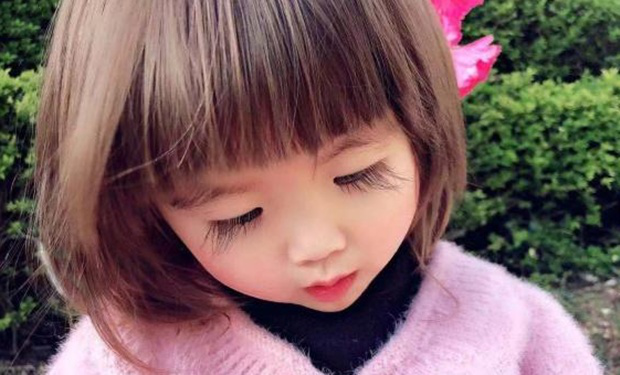 Bé gái 2 tuổi với hàng lông mi cong vút khiến cư dân mạng đổ gục