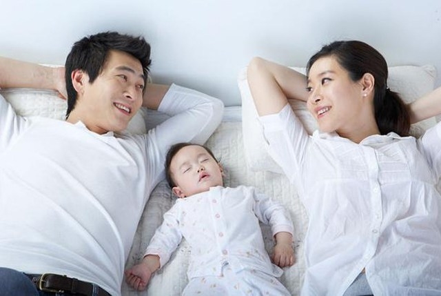 Bé ngủ cùng mẹ trước 3 tuổi vừa tốt cho sức khỏe lại vừa thông minh