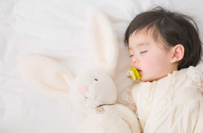 Bé ngủ cùng mẹ trước 3 tuổi vừa tốt cho sức khỏe lại vừa thông minh