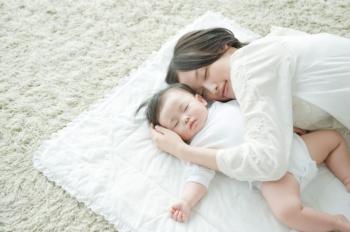 Bé ngủ cùng mẹ trước 3 tuổi vừa tốt cho sức khỏe lại vừa thông minh