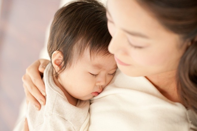 Bé ngủ cùng mẹ trước 3 tuổi vừa tốt cho sức khỏe lại vừa thông minh