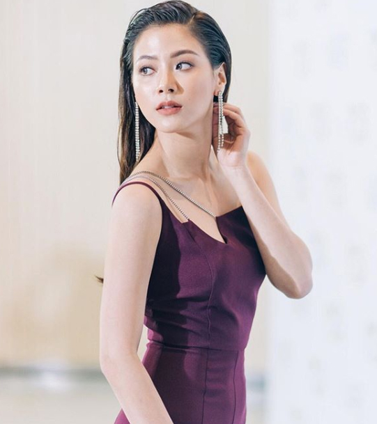 Bí quyết mặc đẹp cho dáng người thanh mảnh từ nữ chính Friend zone