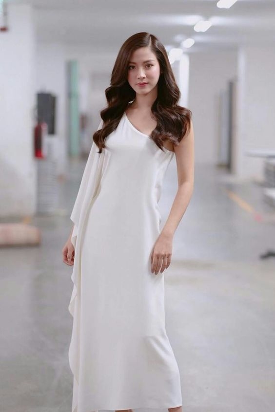 Bí quyết mặc đẹp cho dáng người thanh mảnh từ nữ chính Friend zone