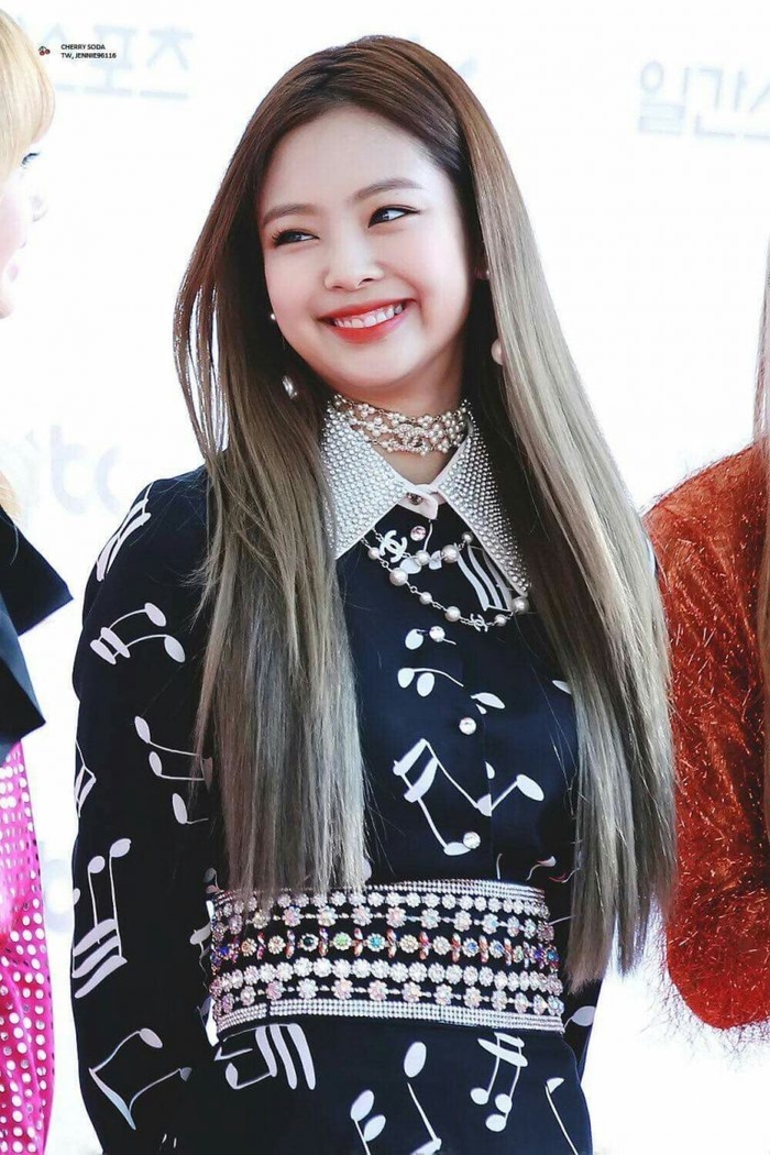Trừ kiểu tóc bạch kim, Jennie (BLACKPINK) luôn xử đẹp những kiểu tóc