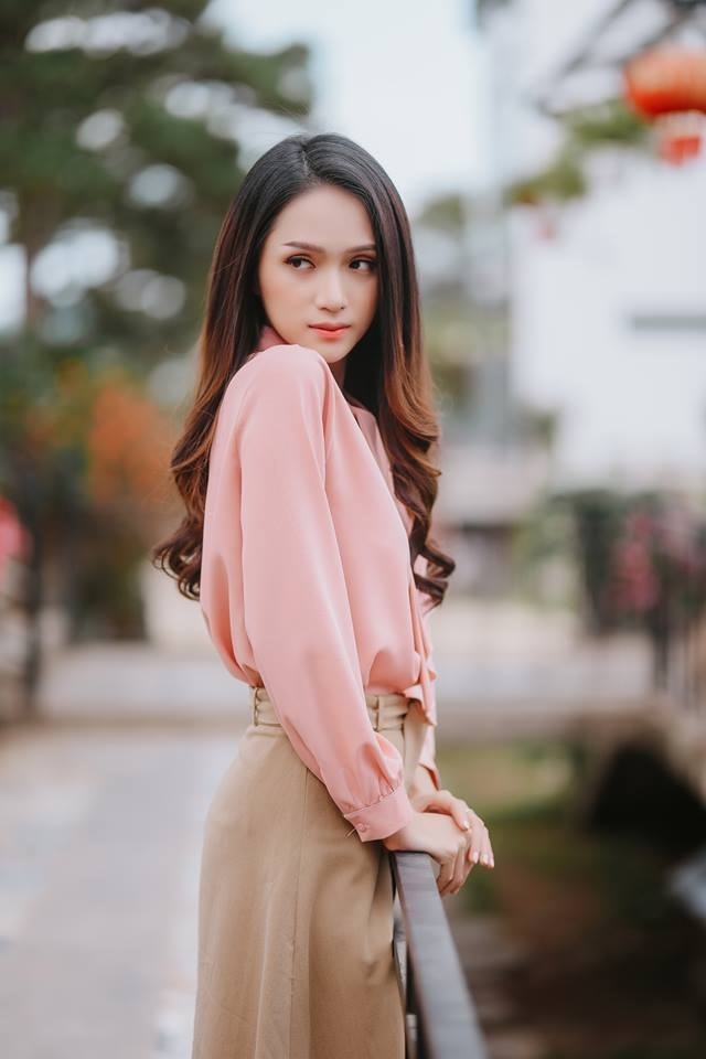 Bóc giá set đồ rẻ mà đẹp xuất sắc của Hương Giang trong MV mới