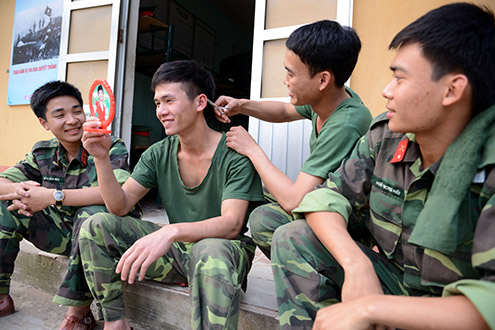 Nhìn những anh bộ đội lầy lội này thì ai còn dám bảo đi lính là khổ