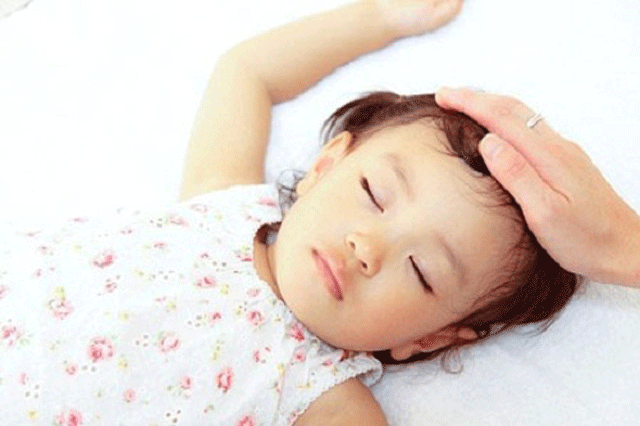Nắng nóng oi bức khiến trẻ dễ bị bệnh, bác sĩ mách ngay cách đề phòng