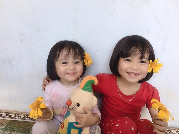 Cô bé với nụ cười răng sún khiến CĐM chao đảo, đòi đặt gạch con dâu