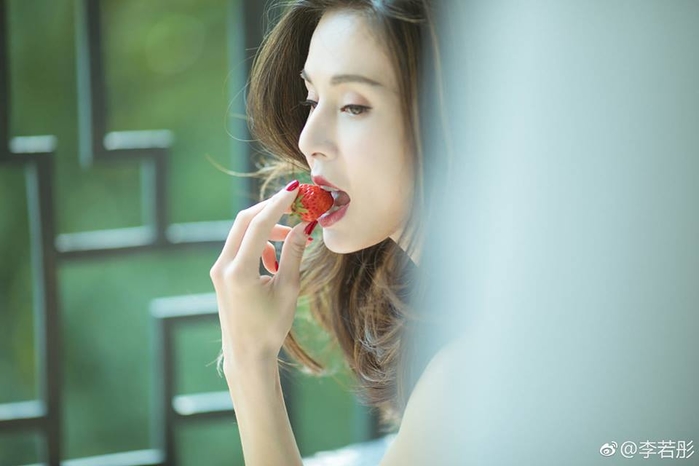 Cô cô Lý Nhược Đồng lột xác trong bộ ảnh mới