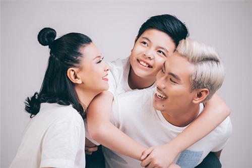 Sao Việt và những chuyện tình phi công trẻ lái máy bay bà già