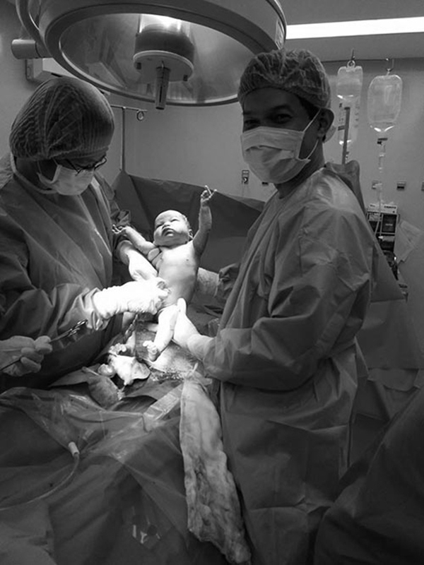 Đáng yêu khoảnh khắc bé trai chào đời giơ tay giải cứu thế giới