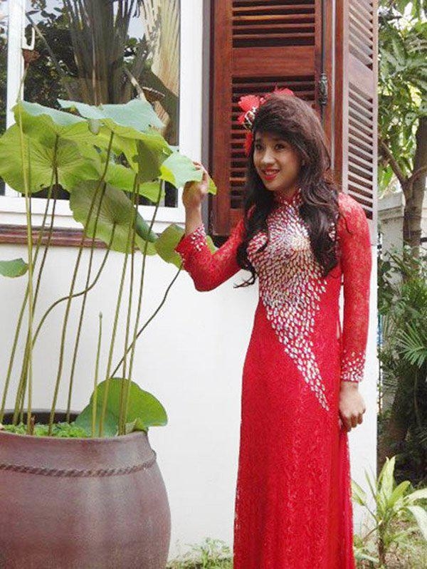 Diện áo dài như sao nam Vbiz: người đẹp xuất sắc khiến khán giả cười