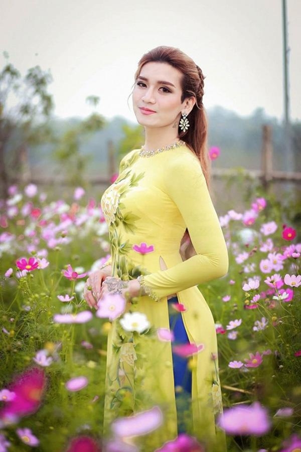 Diện áo dài như sao nam Vbiz: người đẹp xuất sắc khiến khán giả cười
