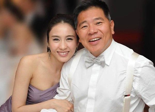 Đường tình trái ngược 3 nàng Chu Chỉ Nhược Cbiz: Người hạnh phúc