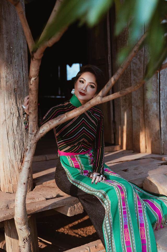 Giản dị với đôi giày 80K, công chúng càng ngưỡng mộ H'Hen Niê“rần rần