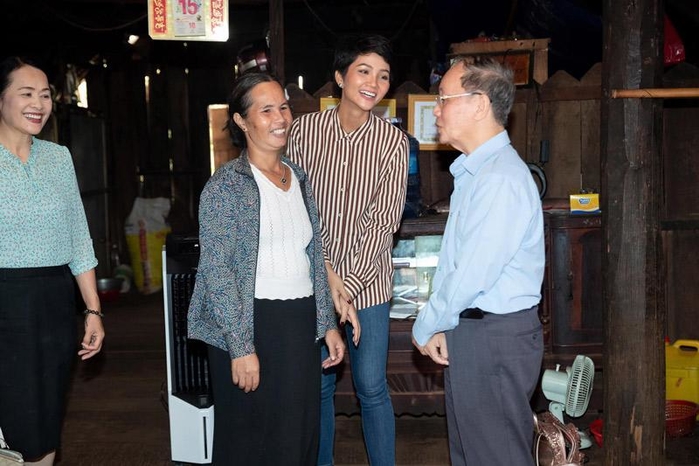 Giản dị với đôi giày 80K, công chúng càng ngưỡng mộ H'Hen Niê“rần rần
