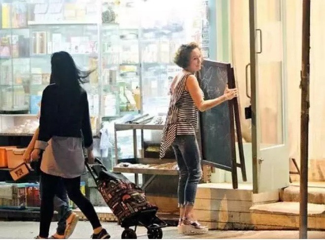 Giàu có là vậy nhưng bố mẹ của các sao Hoa ngữ này vẫn làm lụng vất vả