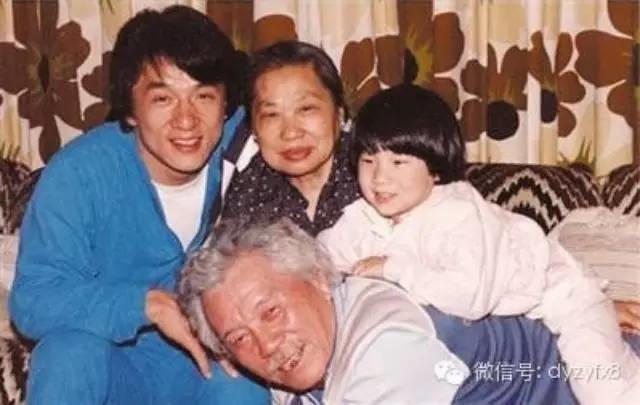 Giàu có là vậy nhưng bố mẹ của các sao Hoa ngữ này vẫn làm lụng vất vả
