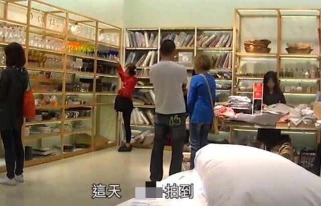 Giàu có là vậy nhưng bố mẹ của các sao Hoa ngữ này vẫn làm lụng vất vả