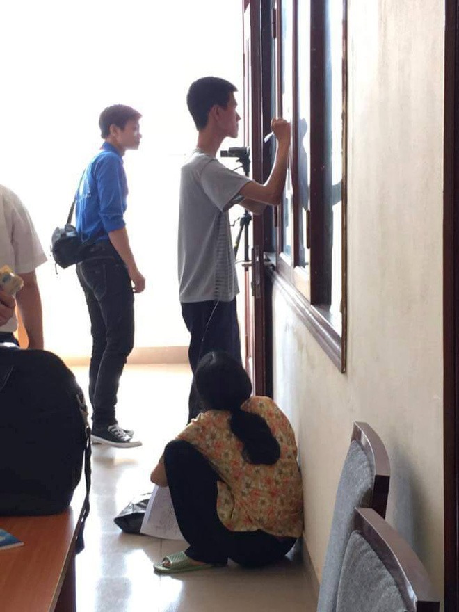 Người mẹ đổi tiền lẻ thành tiền chẵn gửi lên cho con ăn học