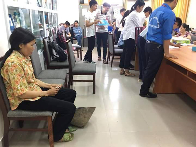 Người mẹ đổi tiền lẻ thành tiền chẵn gửi lên cho con ăn học