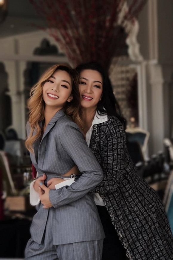 Hậu duệ của những nữ hoàng ảnh lịch đình đám một thời