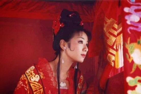 Huỳnh Dịch: Từ ngọc nữ màn ảnh tụt dốc thành người đàn bà hư hỏng