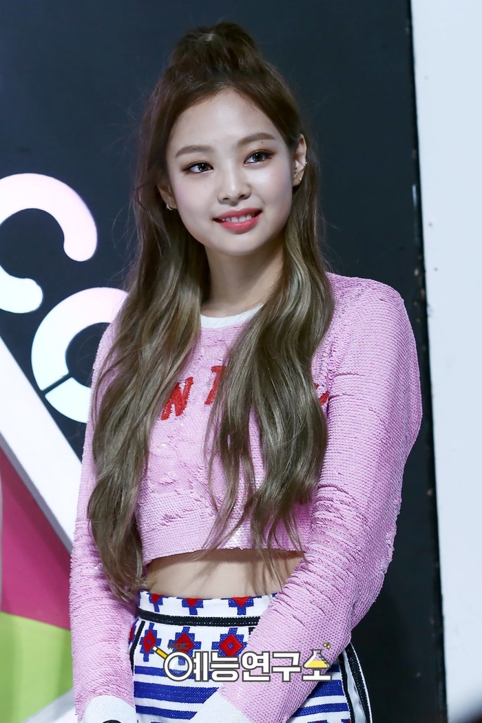 Trừ kiểu tóc bạch kim, Jennie (BLACKPINK) luôn xử đẹp những kiểu tóc