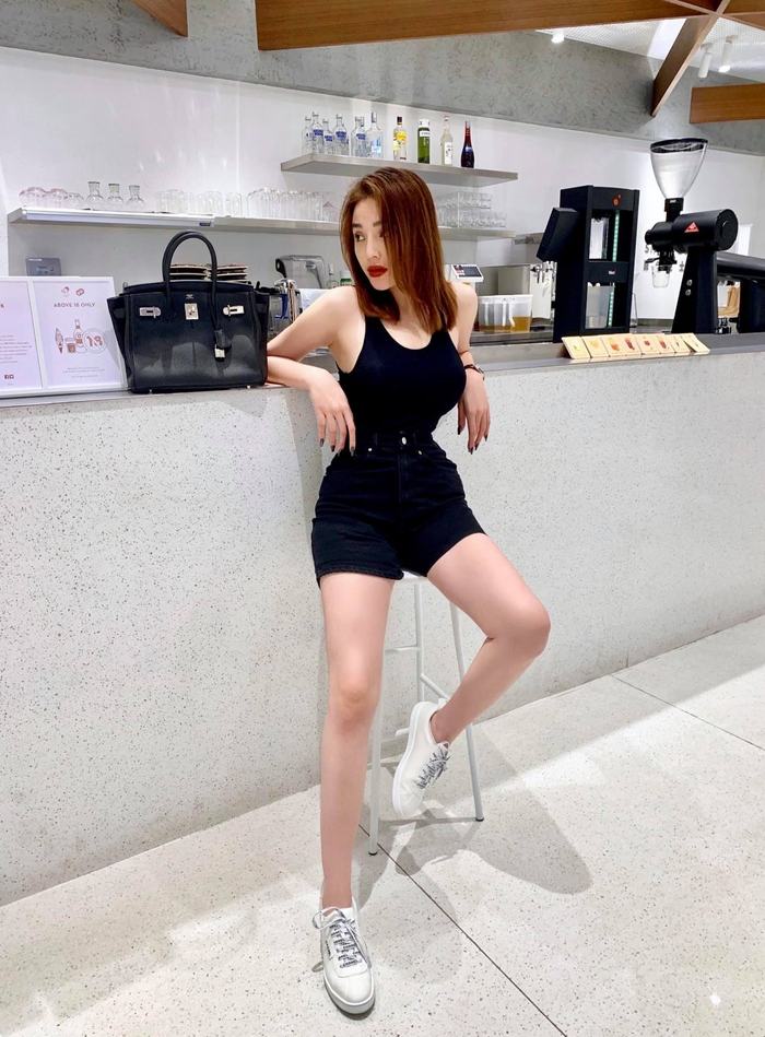 Kỳ Duyên được netizen trao danh xưng nữ hoàng bóp eo