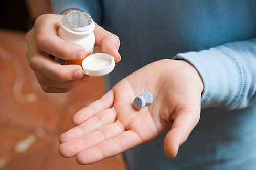 Lạm dụng thuốc nhức đầu, ca sĩ MiA phải nhập viện cấp cứu