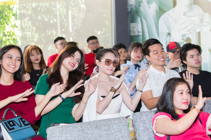 Lê Âu Ngân Anh xinh đẹp, trẻ trung trong buổi gặp gỡ fan hâm mộ