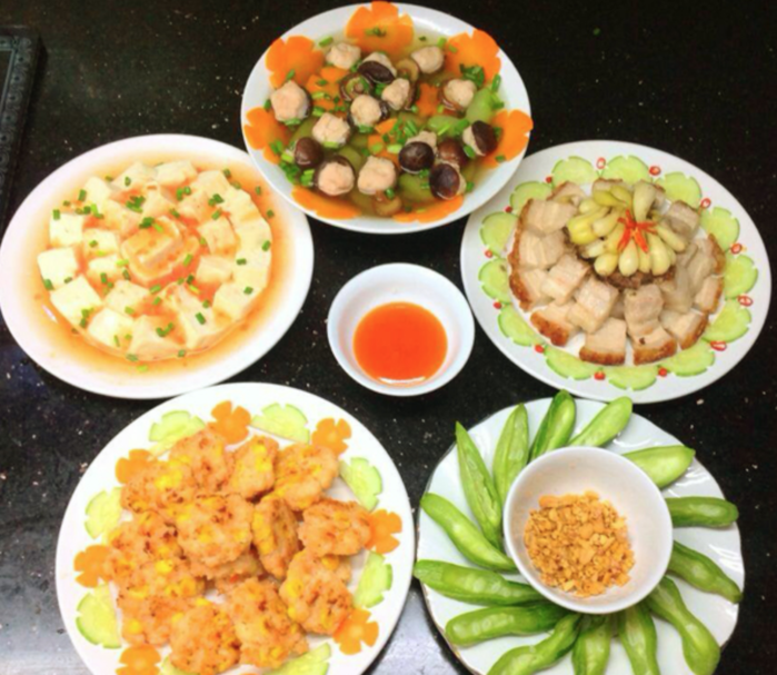 Mâm cơm tối không thiếu thứ gì chỉ hơn 100 ngàn đồng