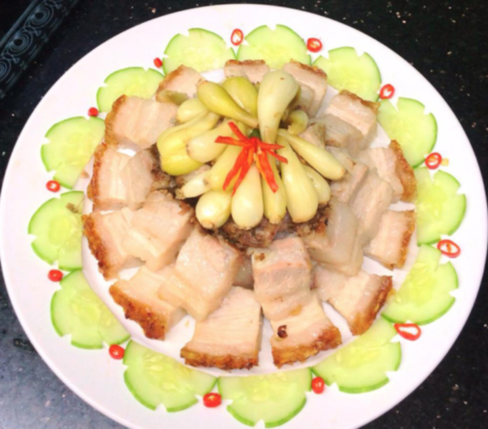 Mâm cơm tối không thiếu thứ gì chỉ hơn 100 ngàn đồng