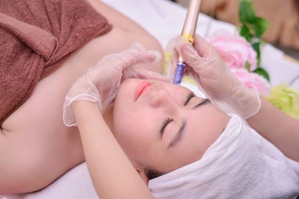 Tin lời quảng cáo rởm mặt cô gái bị cày nát, rướm máu vì lăn kim