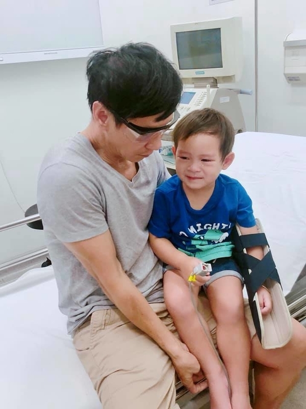 Học hỏi cách dạy con của sao Việt: Giúp con nên người từ điều nhỏ nhất